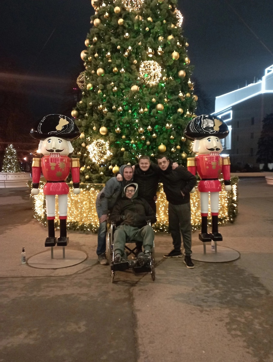 Женя с друзьями. Источник ВК