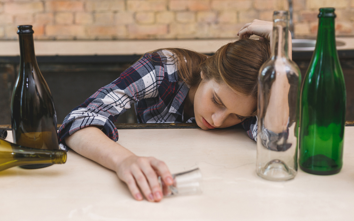 Первая помощь при отравлении спиртом (источник изображения: freepik.com)