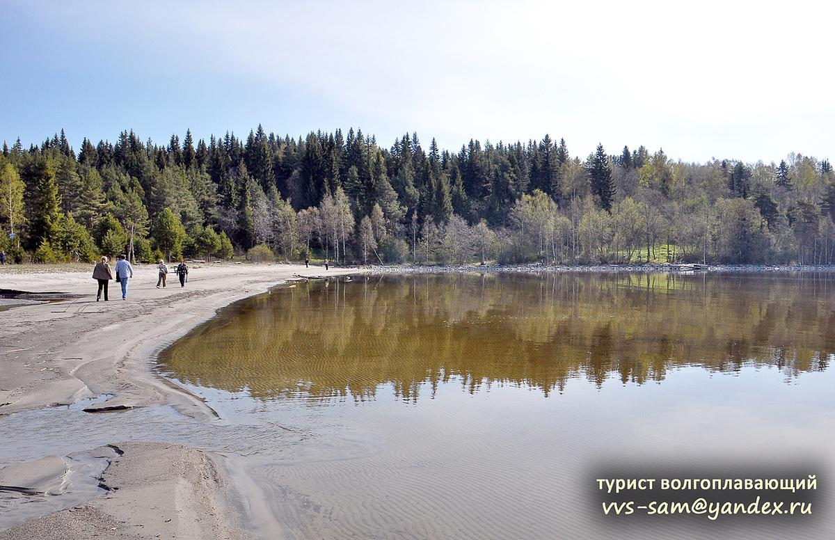 Вид от устья ручья в сторону восточного берега залива. Фото 19.05.2014.