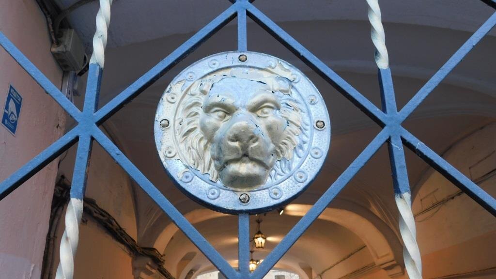 улица Арбат, дом 43. Март 2025 г. Из личного архива автора.