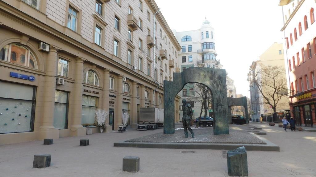 Памятник Б.Окуджаве, Плотников переулок. Март 2025 г. Из личного архива автора.