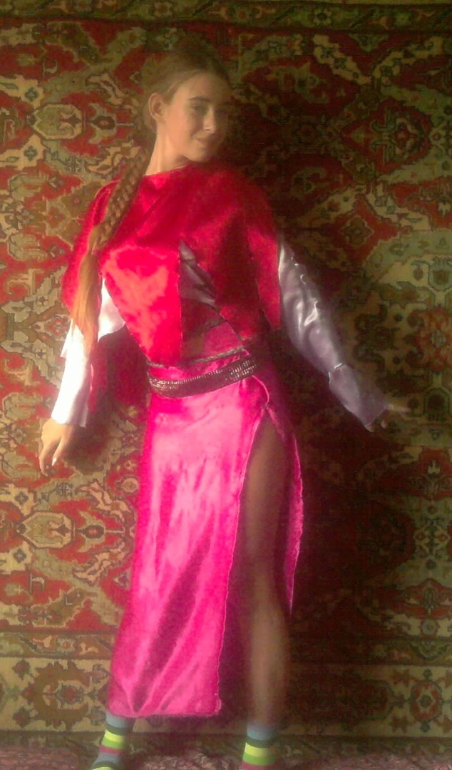 Ориби Каммпирр. Авторский костюм на Чародеек: совмещение элементов одежды из мультфильма и авторских. Постепенно оригинал становится с трудом узнаваем, его заменяют подобные топики и юбки других цветов. Copyright: Ориби Каммпирр