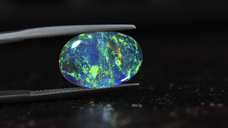 Pesh Siri / Shutterstock / FOTODOM📷Опал состоит из очень маленьких сфер кремнезема (соединения кислорода с кремнием)