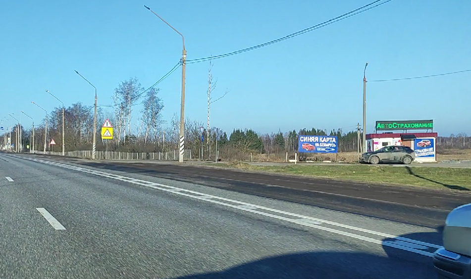 На павильонах часто «Автострахование» написано зелёным цветом, но и слова «Синяя карта» есть рядом