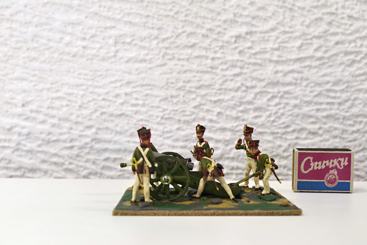 2.	Расчёт 6-фунтовой пушки армейской пешей артиллерии: прицеливание орудия; 1812 Расчёт сокращённый, только 6 фигурок артиллеристов, должно быть 9, не считая гандлангеров (подносчиков зарядов) и ездовых с лошадьми.
Ствол орудия не похож на настоящий, т.к. для него приспособлена стальная трубка, потому что это действующая модель – из этой пушечки можно стрелять «пороховым» зарядом.

Фигурки изображены на момент прицеливания орудия.

Расчёт артиллерийской прислуги и принадлежности у каждого:
Ф – фейерверкер (командир орудия)
№1 – с банником 
№2 – с зарядной сумой
№3 – с пальником и со свечником на ремне через плечо
№4 – с трубчатой лядункой на поясе и протравниками, закреплёнными на портупее
№5 – с правилом