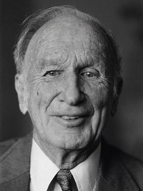 Эдвард Нортон Лоренц (1917 - 2008) - американский математик и метеоролог, автор выражения "эффект бабочки"