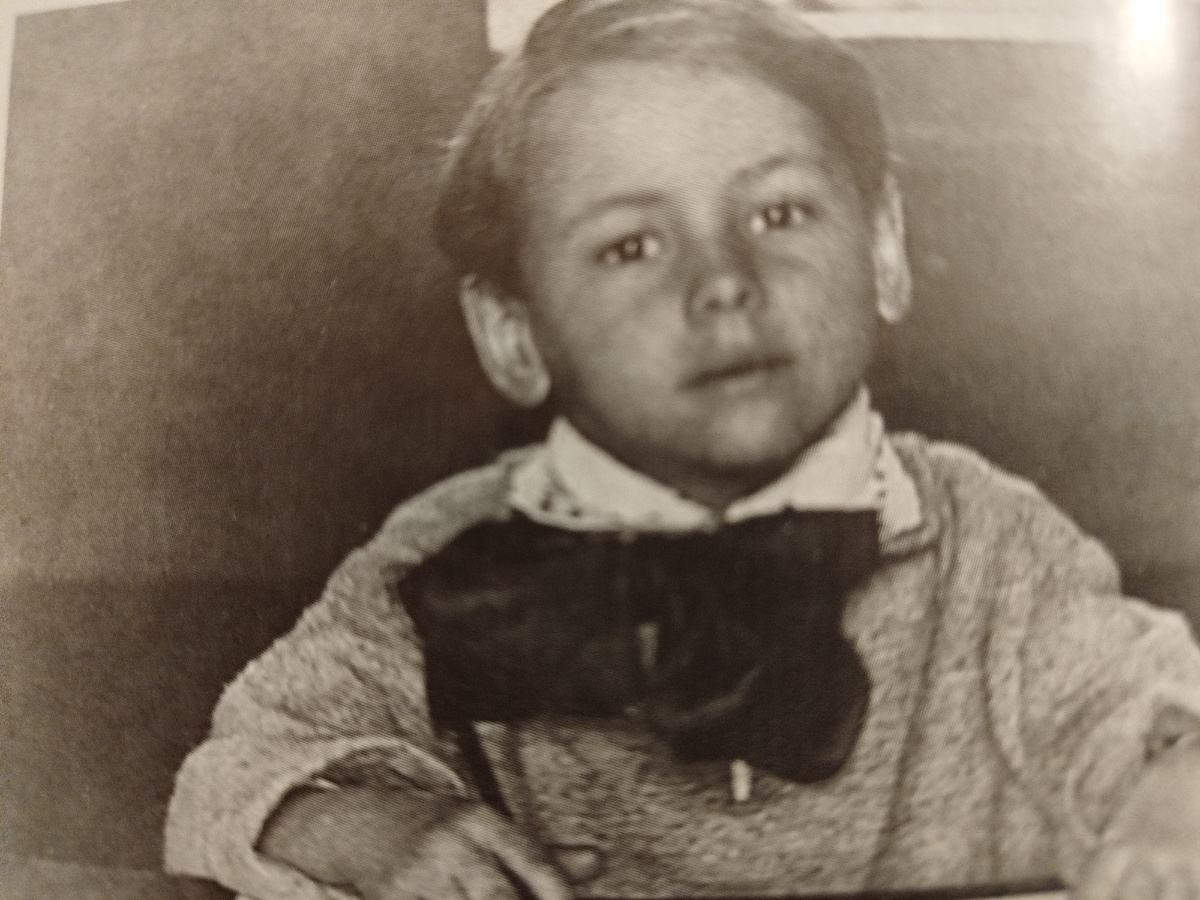 Ученик первого класса Виталий Вульф