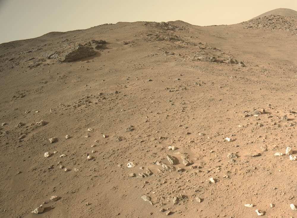 Персиверанс наблюдает необычные белые плавающие камни на Марсе