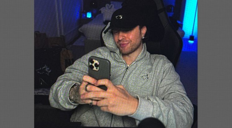 Первые свои песни Егор выкладывал в интернете и постепенно завоевал популярность