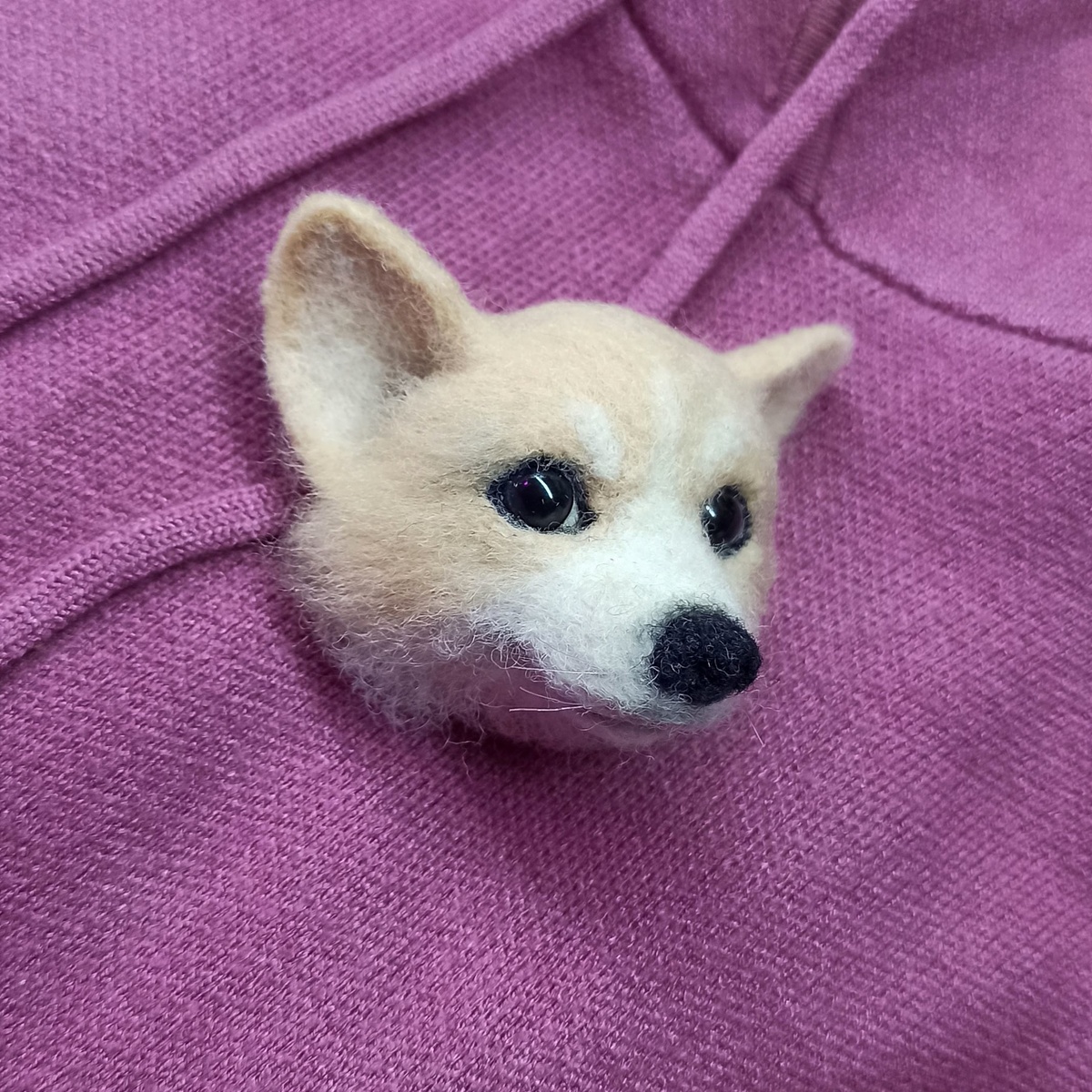 Брошь валяная корги