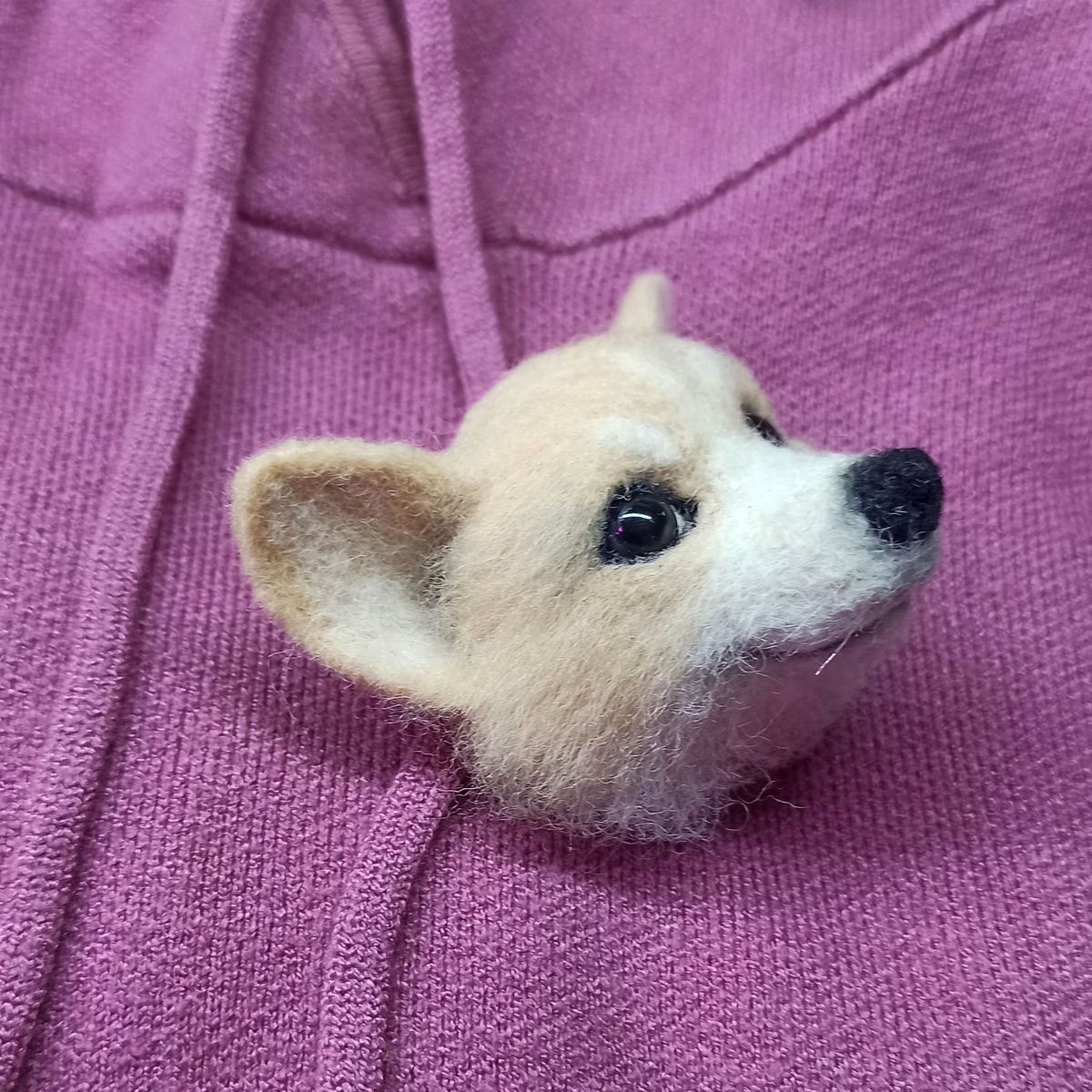 Корги брошь из шерсти