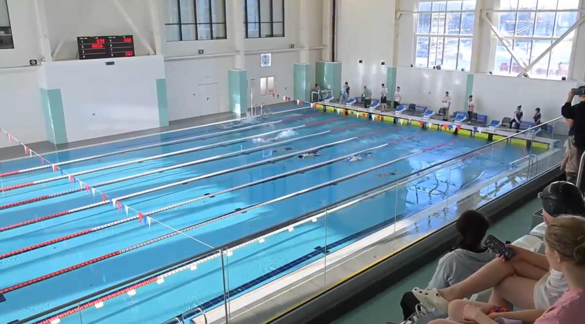 Фото: Соревнования по плаванию на Колыме / Эфир телеканала «Колыма-Плюс»