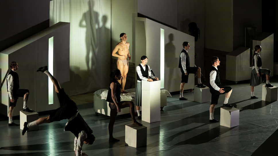 Артисты musicAeterna Dance ради своего «Стыда» готовы не только танцевать и декламировать, но даже петь.📷Фото: Люда Бурченкова