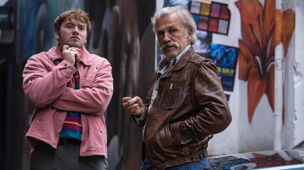 Дэнни (Кристоф Вальц, справа) бережно передает киллерский опыт молодому поколению в лице Уилборга (Купер Хоффман).📷Фото: 23ten