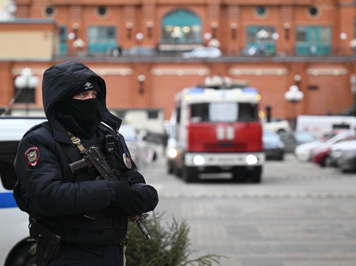    Сотрудник правоохранительных органов на месте взрыва в жилом комплексе "Алые паруса"© РИА Новости / Рамиль Ситдиков