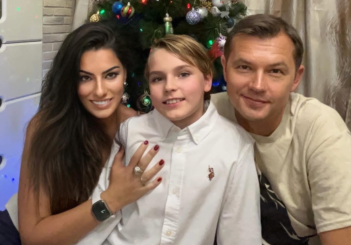 Актер Алексей Фатеев с женой и пасынком