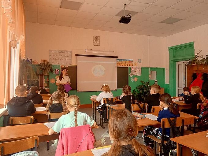 Ученики слушают Першину Веронику Вячеславовну