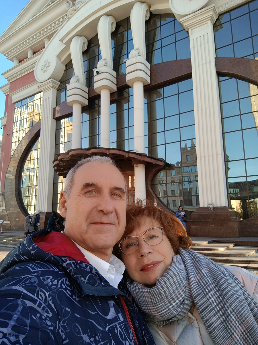 Перед спектаклем, у входа в театр