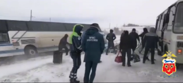    Замерзающий автобус. В Оренбуржье на трассе помогли 52 иностранцам, попавшим в ДТП Белов Михаил Александрович