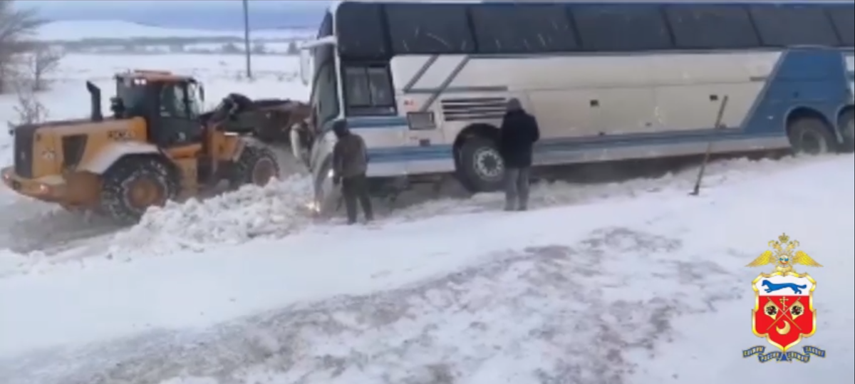    Замерзающий автобус. В Оренбуржье на трассе помогли 52 иностранцам, попавшим в ДТП Белов Михаил Александрович