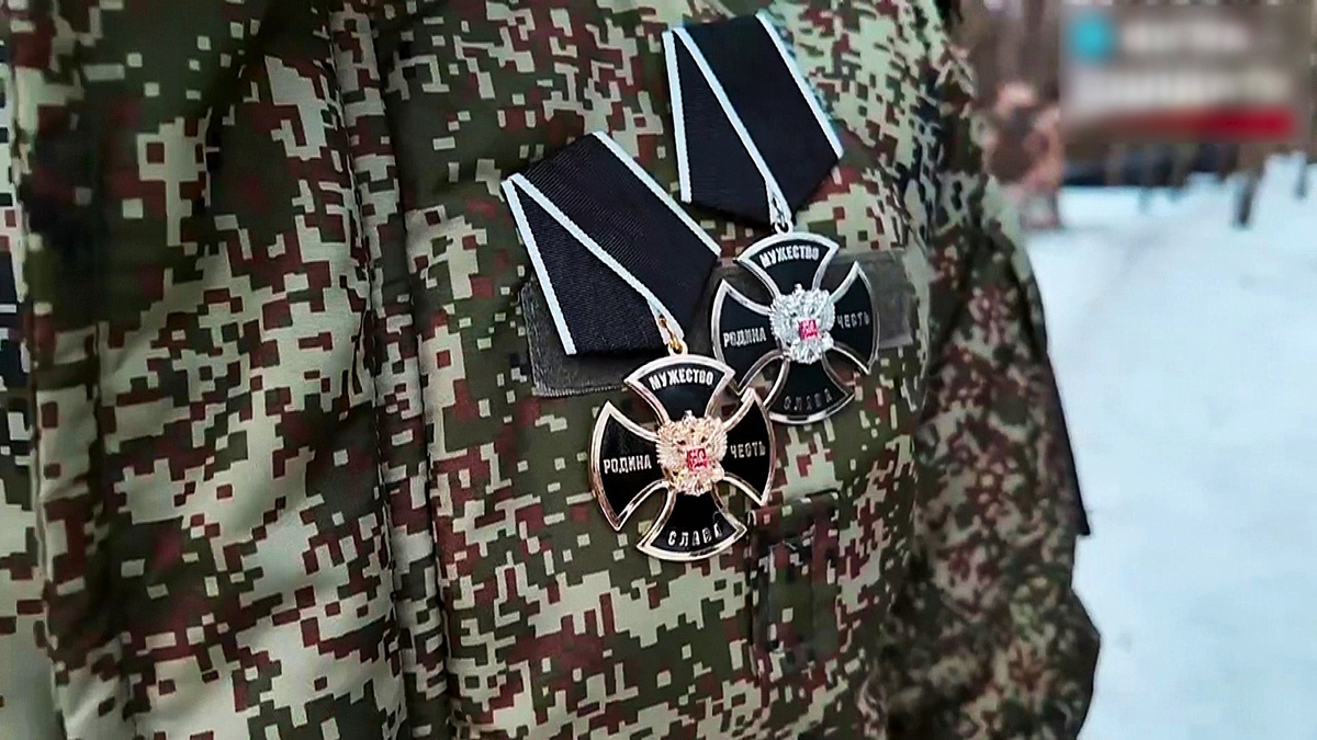    Военнослужащим из Югры вручили Окопные кресты I и II степеней