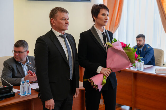 Лариса Поликанова поблагодарила депутатов / фото: администрация Магадана   