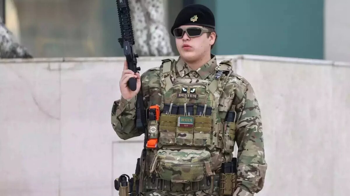 17-летний Адам Кадыров продолжает пополнять свою коллекцию наград. На этот раз ему вручили нагрудный знак ОМОН «Ахмат–Грозный». Фото: Елена Афонина/ТАСС