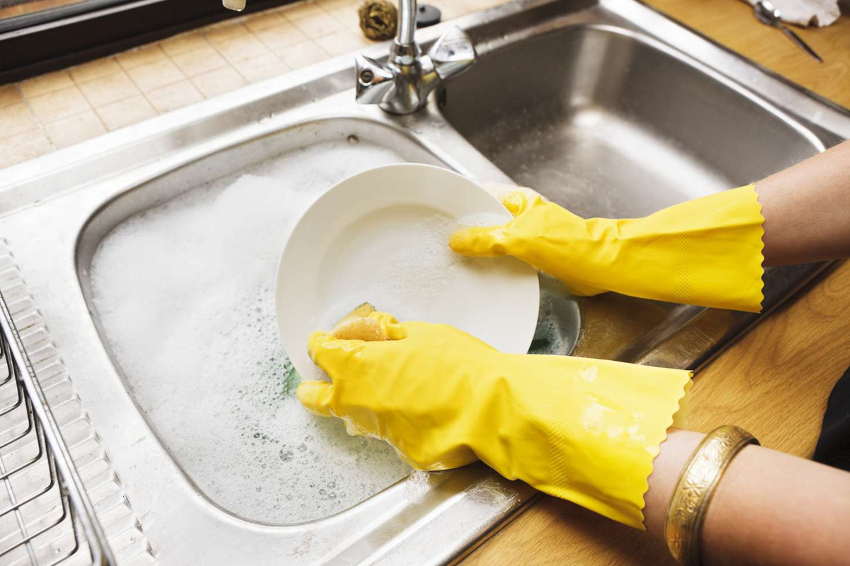 Не нужно ополаскивать посуду перед закладкой ее в посудомойку