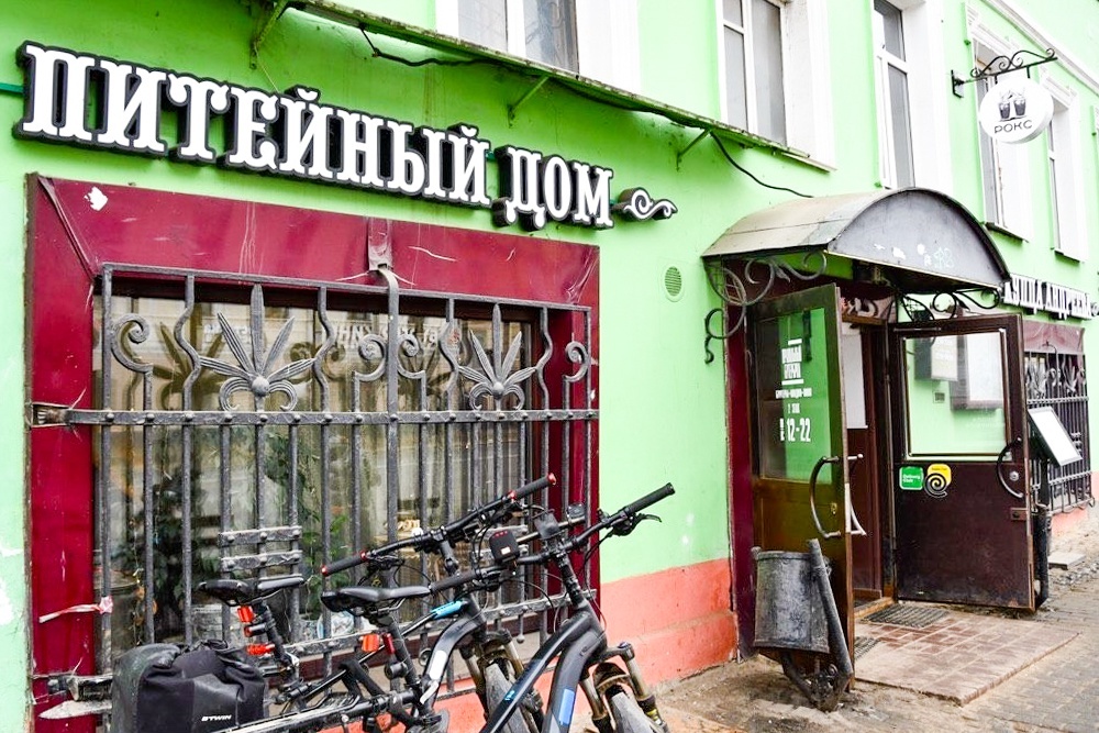    Улица Большая Московская пестрит питейными заведениями. / Юрий Снегирев