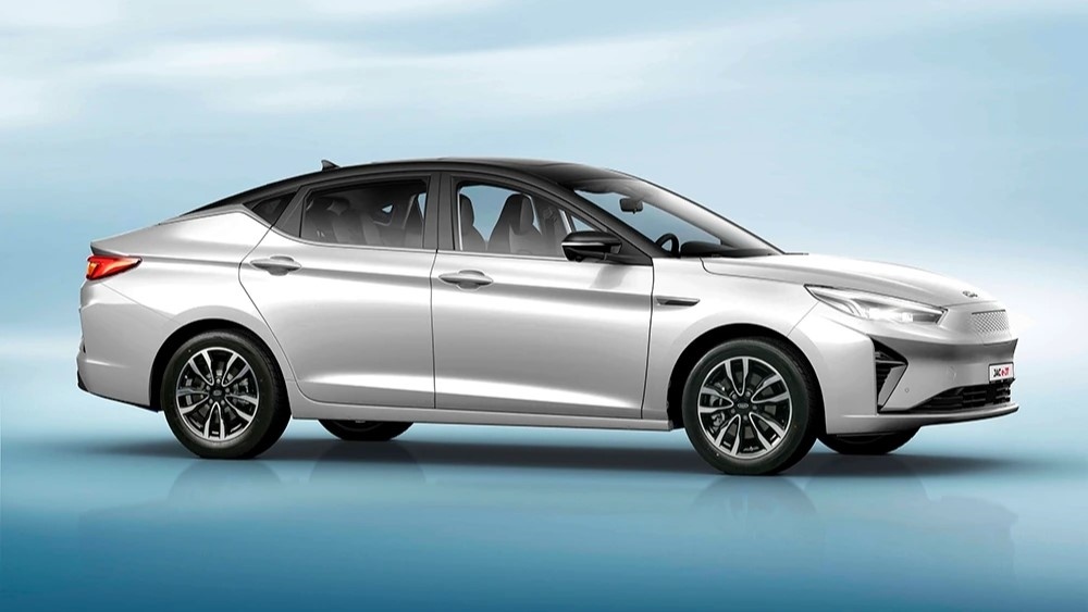 Электрический лифтбек JAC e-J7 для Казахстана