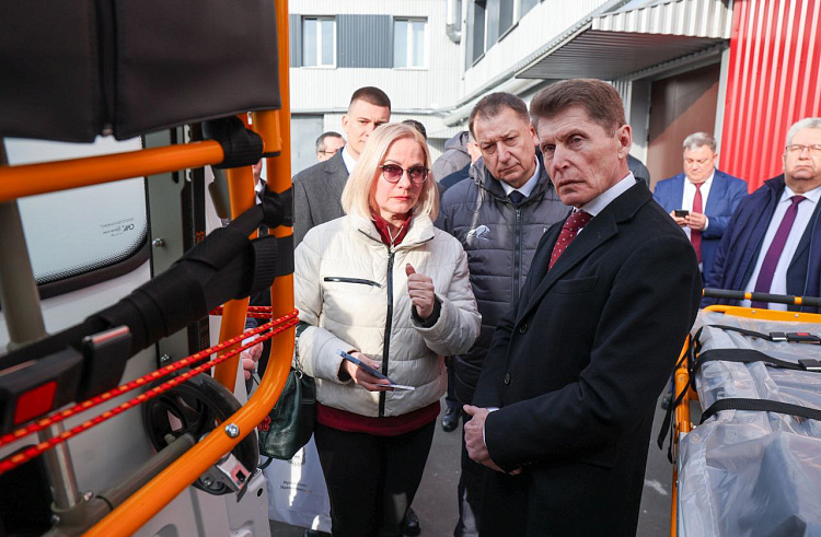 Олег Кожемяко на Минском автомобильном заводе / Фото: Иван Дякин – правительство Приморского края