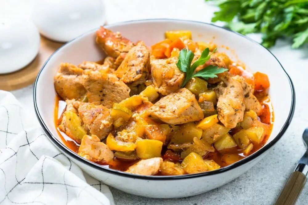 Тушёные кабачки с индейкой