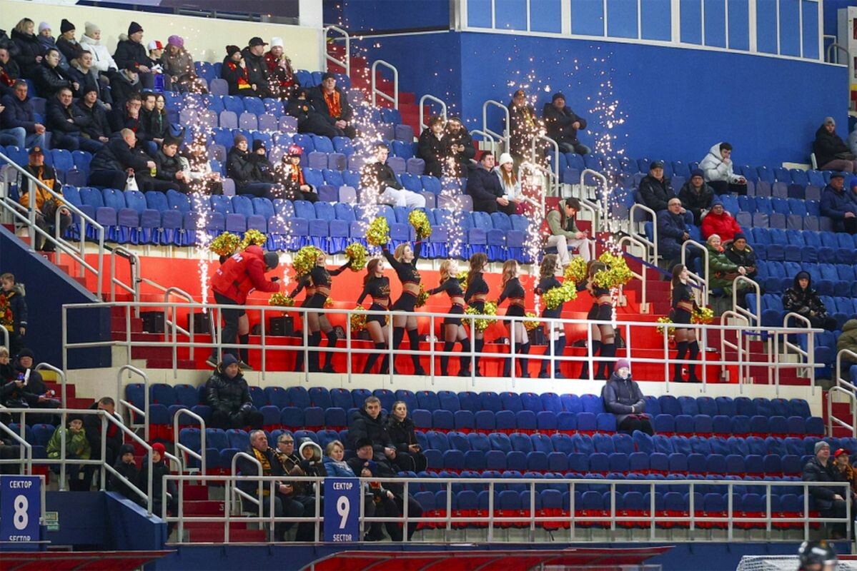    Даже в лучшем случае сейчас стадион «Ерофей» бывает наполовину пуст. Или наполовину заполнен? Фото: khabkrai.ru