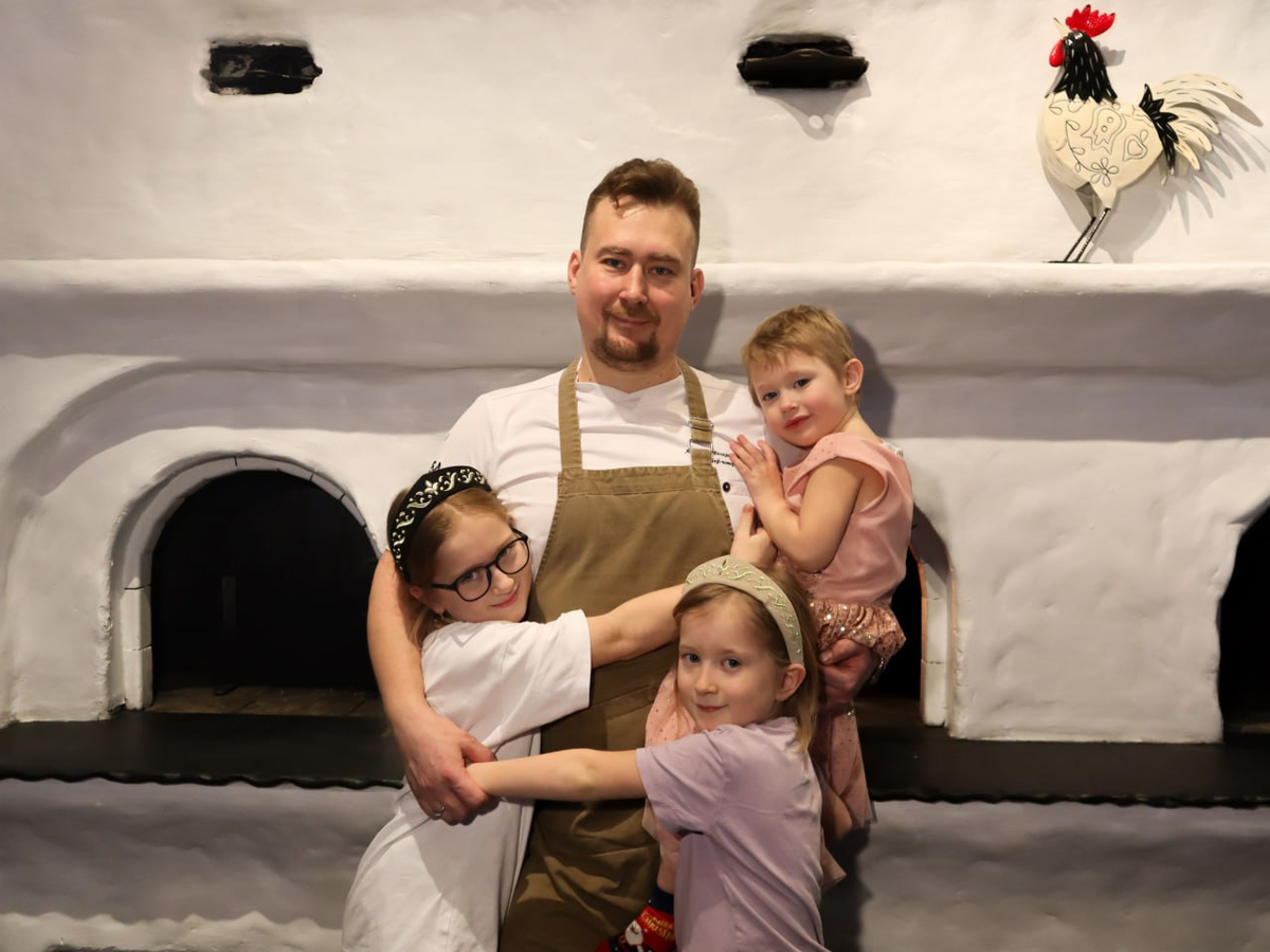 Шеф-повар Александр Волков-Медведев с дочками