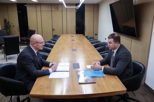    Во время встречи с Дмитрием Чернышенко. Фото: Правительство Омской области