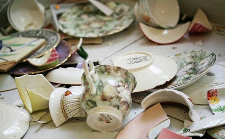 Разбитая посуда.