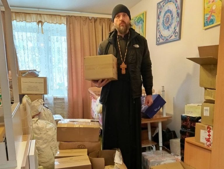    Священник из Саракташа передал бойцам СВО более 200 килограммов гуманитарки Оренбуржье