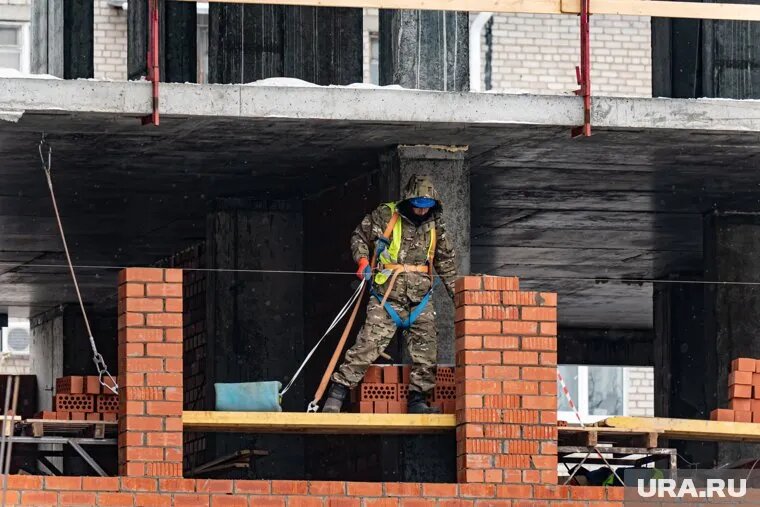 Строитель работал на объекте. Фото: Руслан Яроцкий © URA.RU