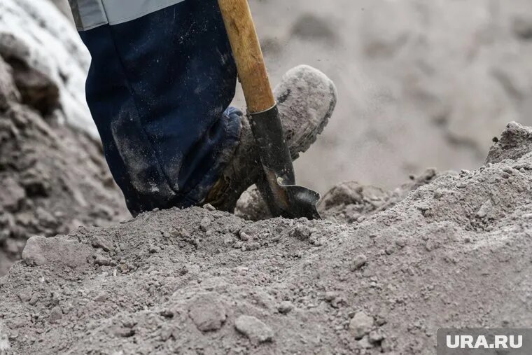 Землекопа приглашают в ритуальное агентство в Ханты-Мансийске. Фото: Владимир Жабриков © URA.RU