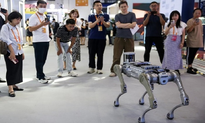    В Пекине робособаки начали патрулировать парк в рамках развития «умного» города