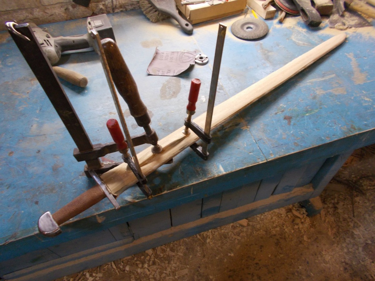 Клеим ножны.