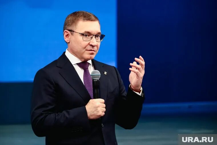 Секретарь Генсовета ЕР Владимир Якушев начал укреплять низовое звено партии. Фото: Роман Наумов © URA.RU