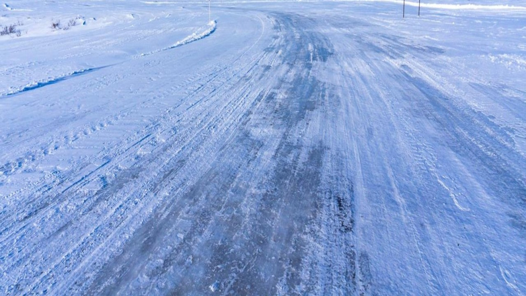    Сразу в пяти районах Югры на зимниках ввели ограничения по грузоподъёмности