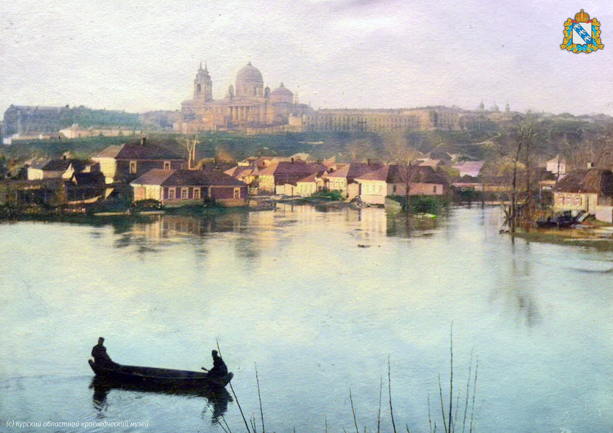 Вид с насыпи жел.-дор. ветки в сторону Знаменского собора. На воде лодка