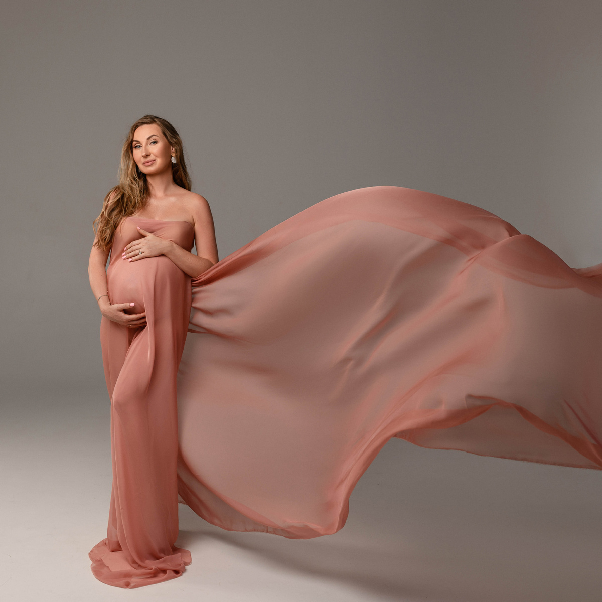 фотосессия беременности в летающей ткани