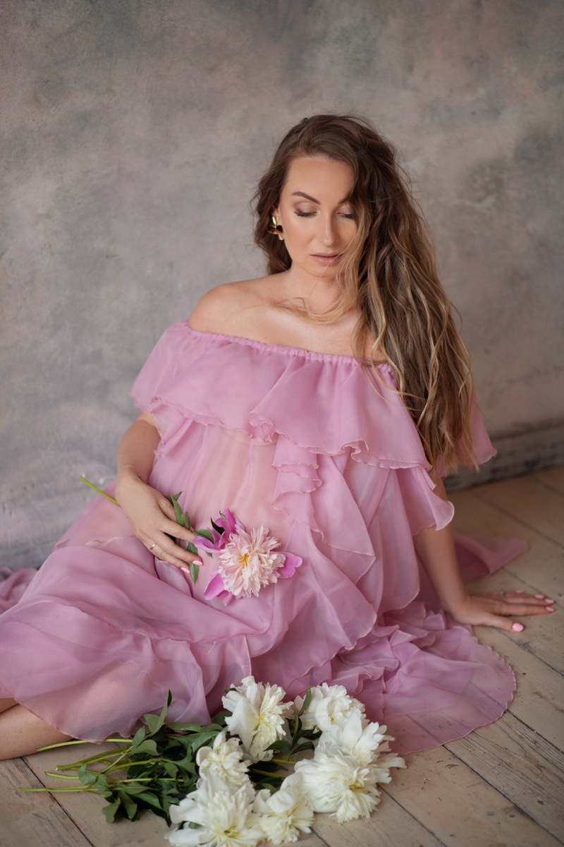 беременная фотосессия в стиле vogue в платье и с цветами