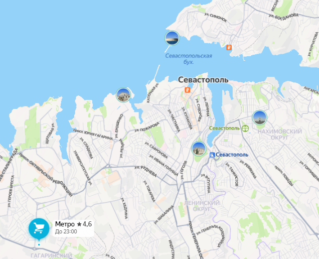 Центр города находится чуть ниже надписи «Севастополь»  (чёрными буквами). А микрорайон, с которым мы познакомимся сегодня, находится в левом нижнем углу (где видно отметку магазина «Метро»).