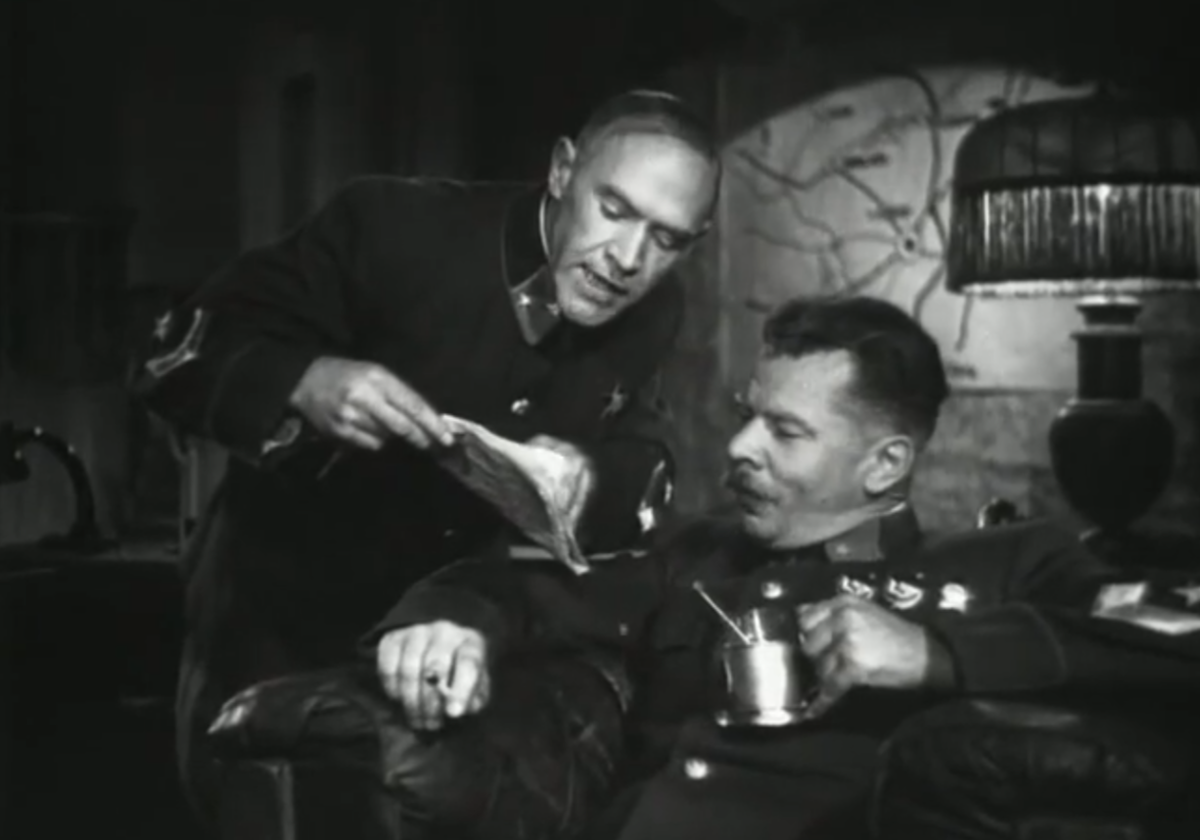 Командующему Горлову (справа) читают статью о нем