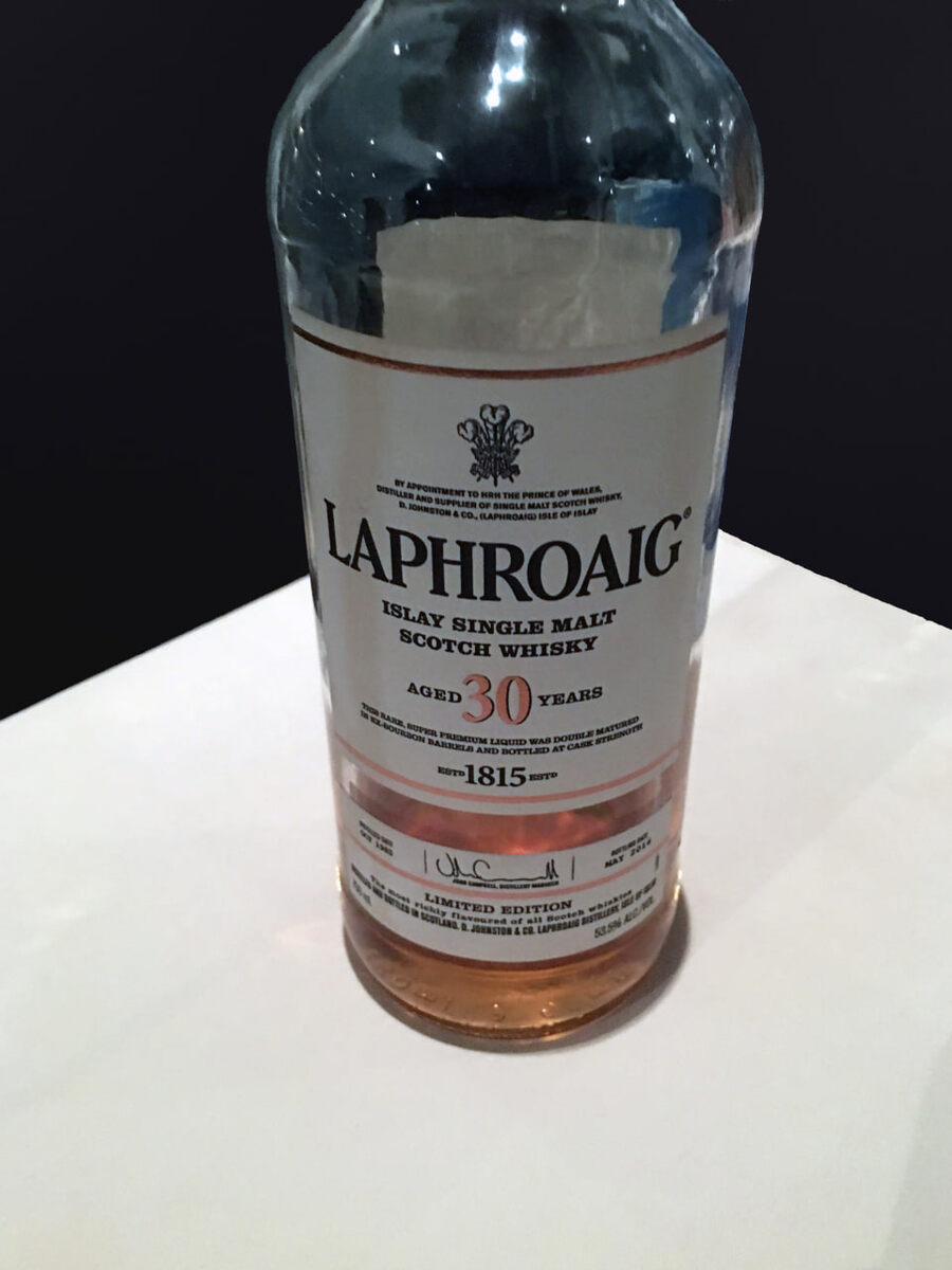 Бутылка Виски Laphroaig Malt 30 years old. Фото автора ©