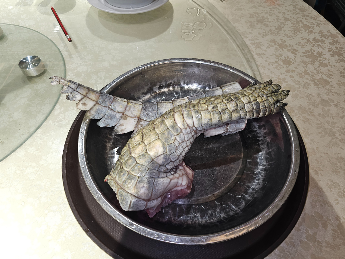 Фото 1 - Сырое мясо крокодила
